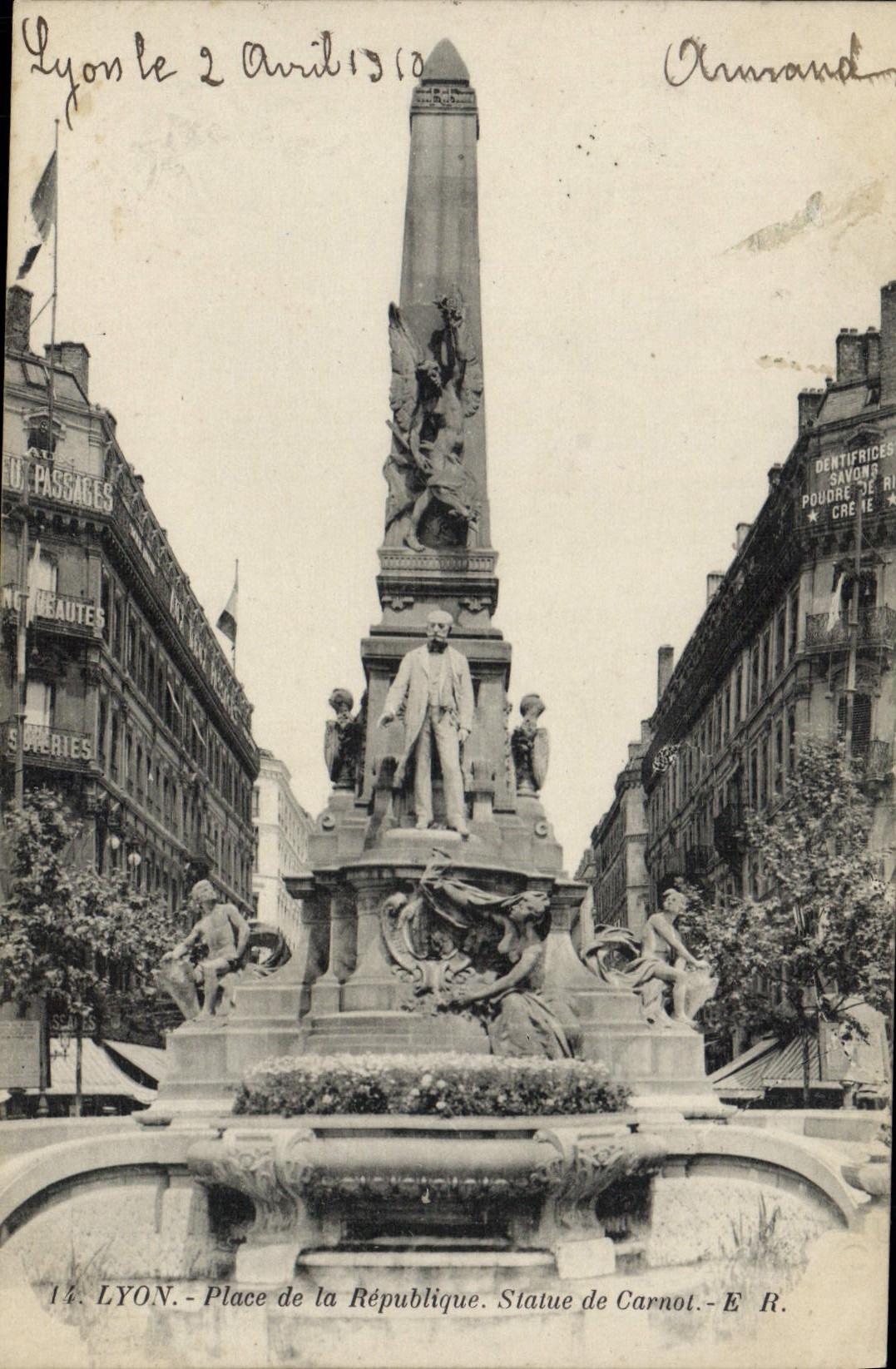 CPA Lyon Place de la Republique Statue de Carnot