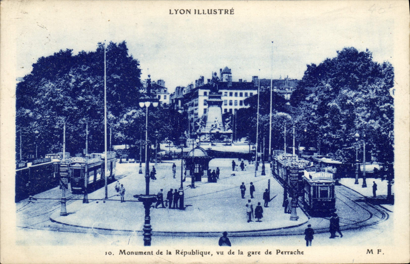 CPA Lyon Monumenet de la Republique vu la gare de Perrache Tramways
