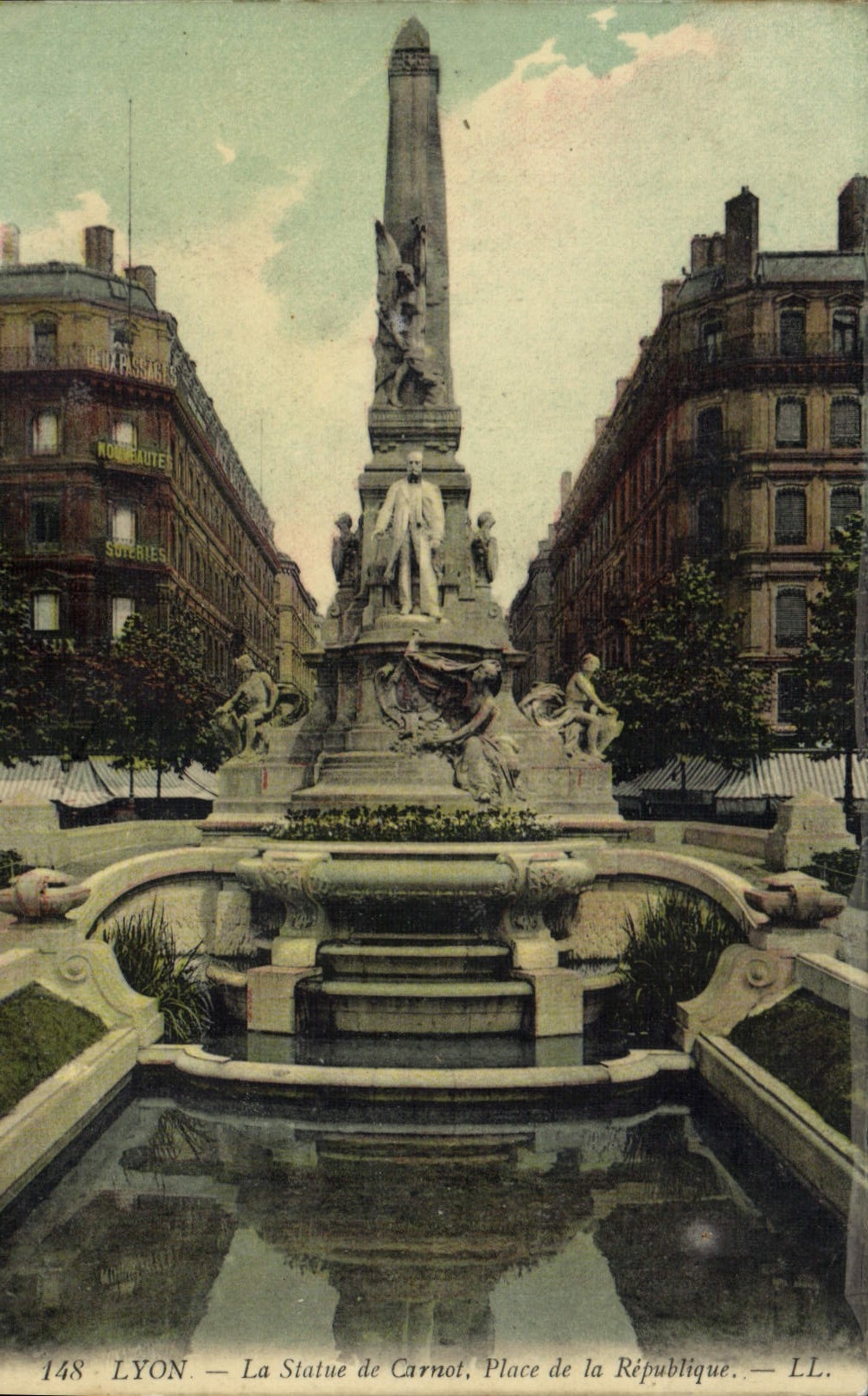 CPA Lyon La Statue de Carnot Place de la Republique