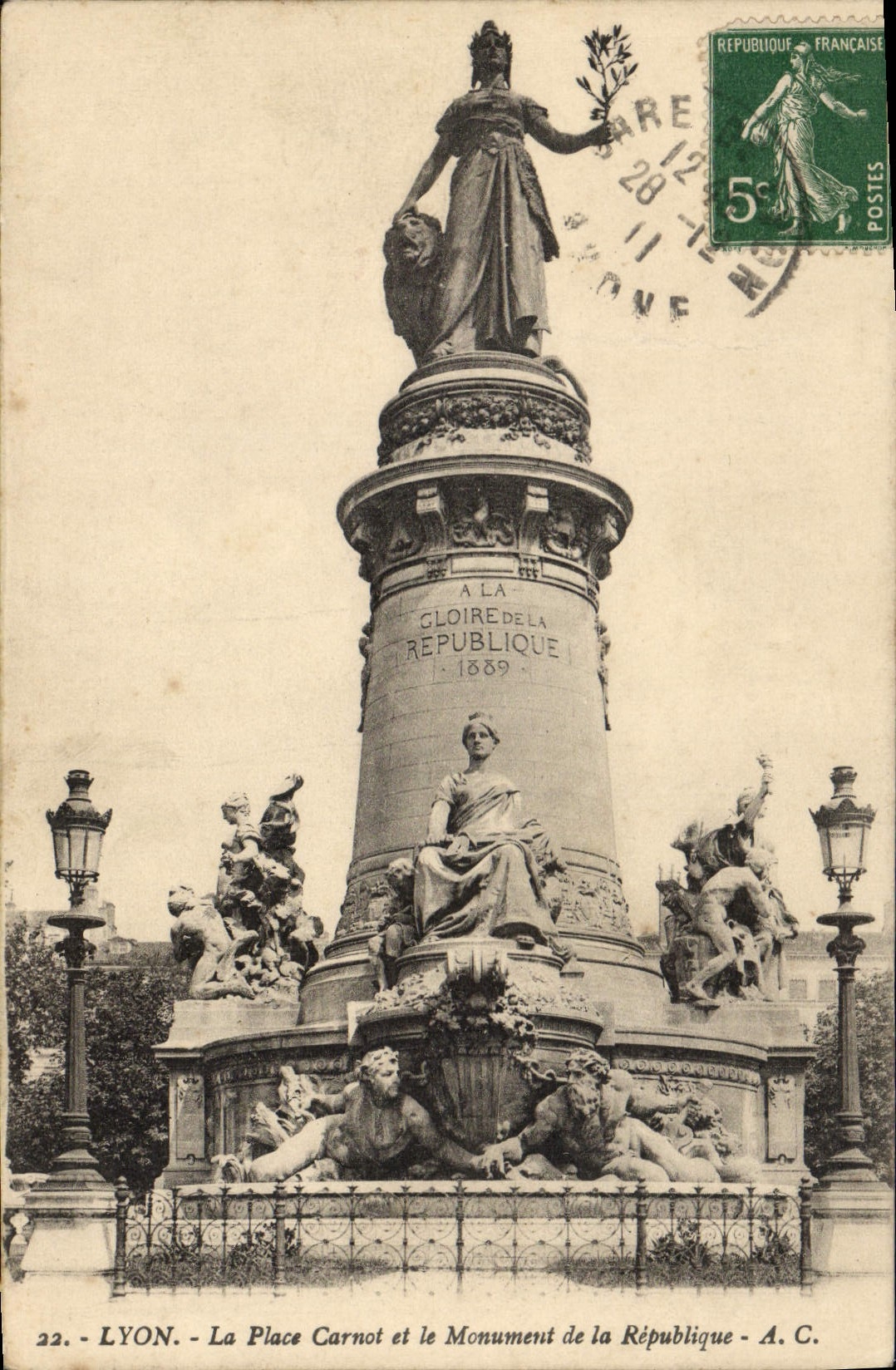 CPA Lyon La Place Carnot et le Monument de la Republique