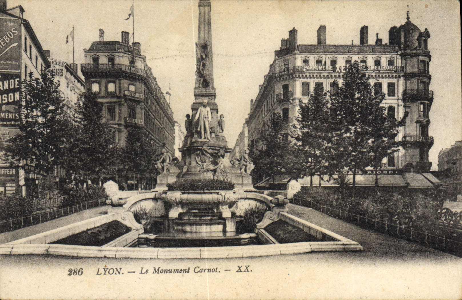 CPA Lyon Le Monument Carnot