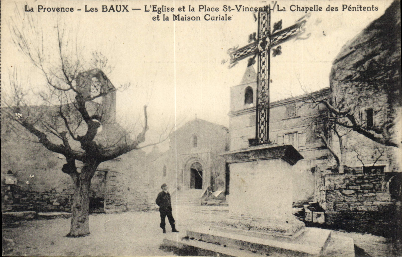 CPA La Provence Les Baux Eglise et la Place St Vincent La chapelle des Penitents et la maison curial