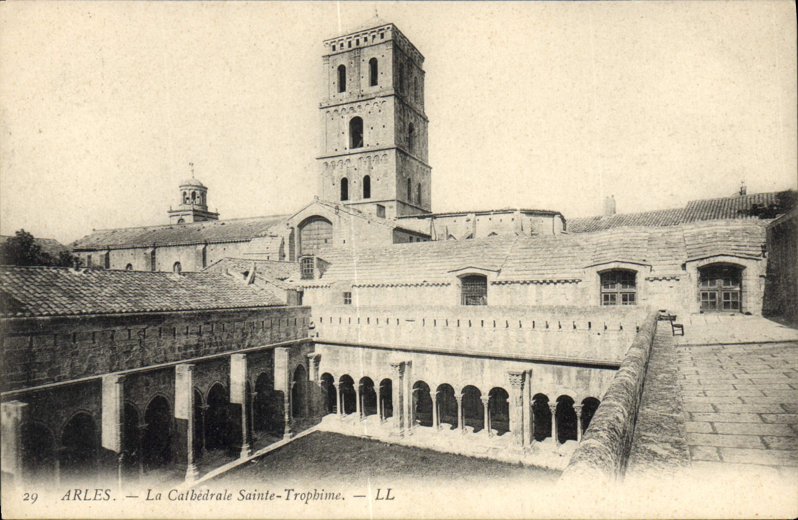CPA Arles La Cathedrale Sainte Trophime