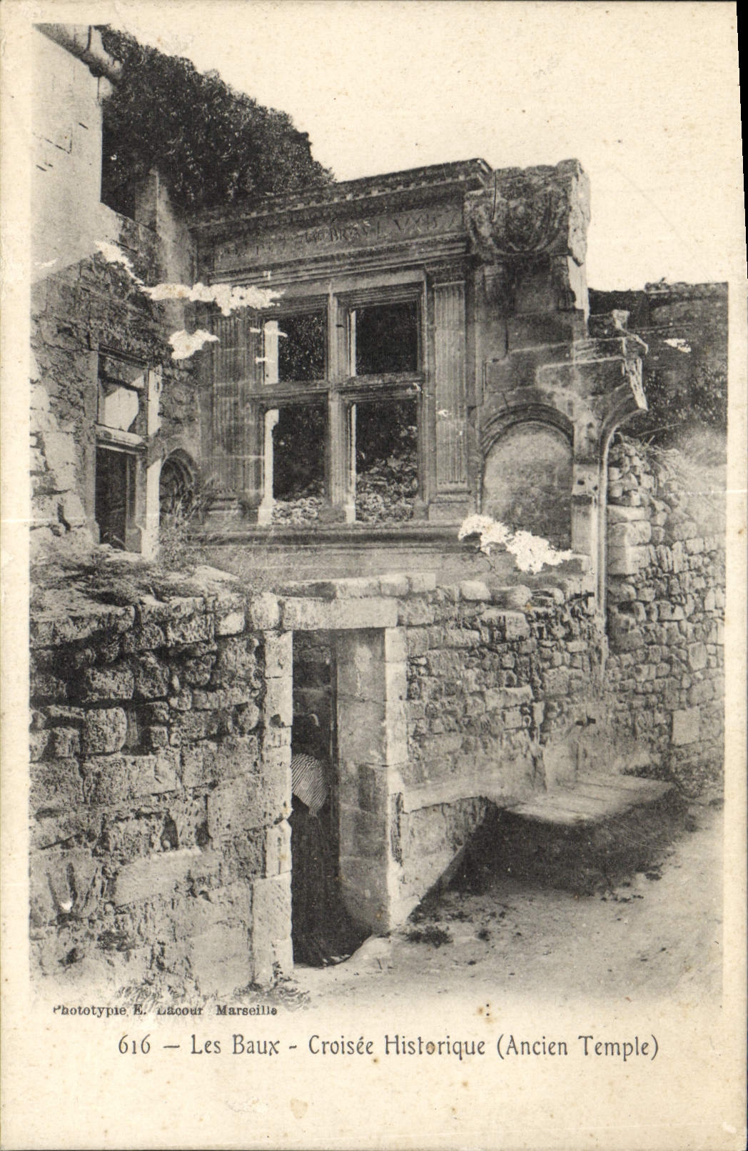 CPA Les Baux Croisee Historique (Ancien Temple)