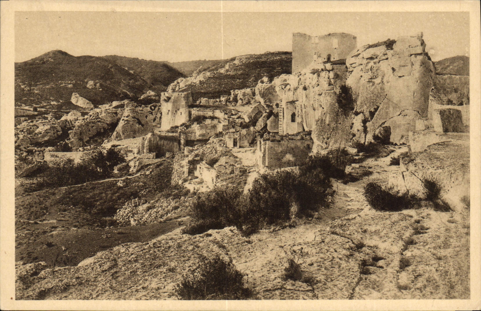CPA Les Baux (Bouches du Rhone) Ensemble des Ruines de l'Ancien Hopital Ste Blaise et du Chateau des