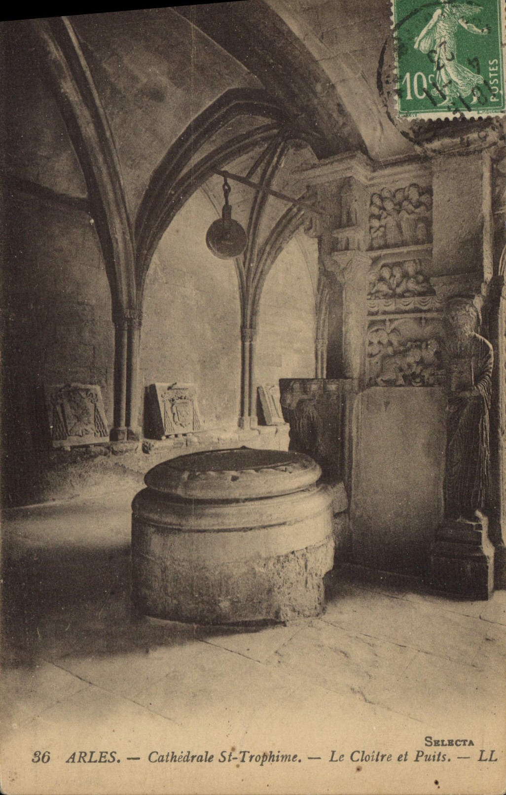CPA Arles Cathedrale St Trophime Le cloitre et puits
