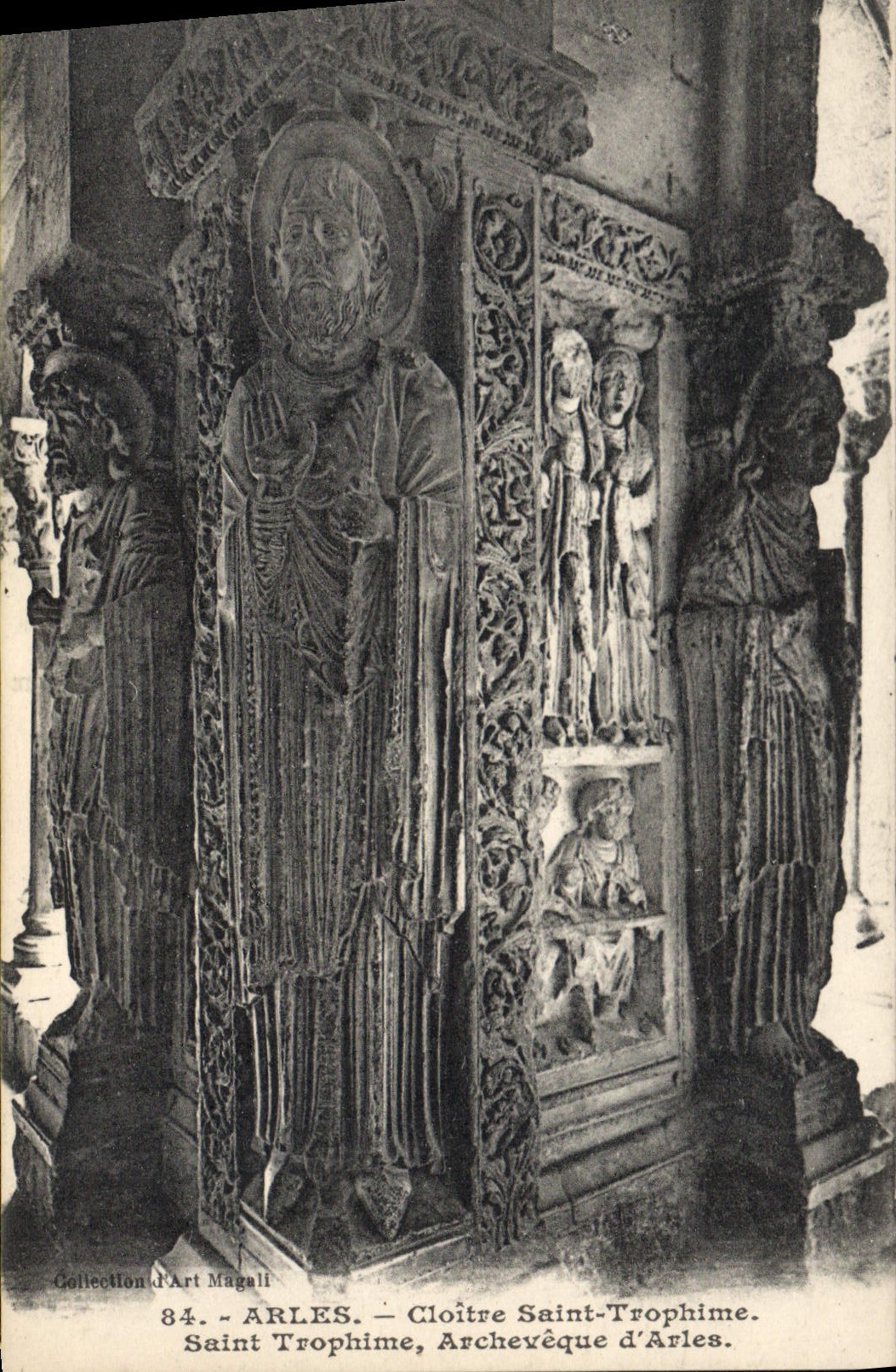 CPA Arles Cloitre Saint Trophime Archeveque d'Arles