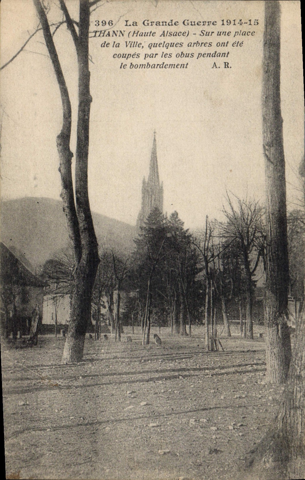 CPA La Grande Guerre 1914 15 Thann Haute Alsace Sur une place de la ville Militaria