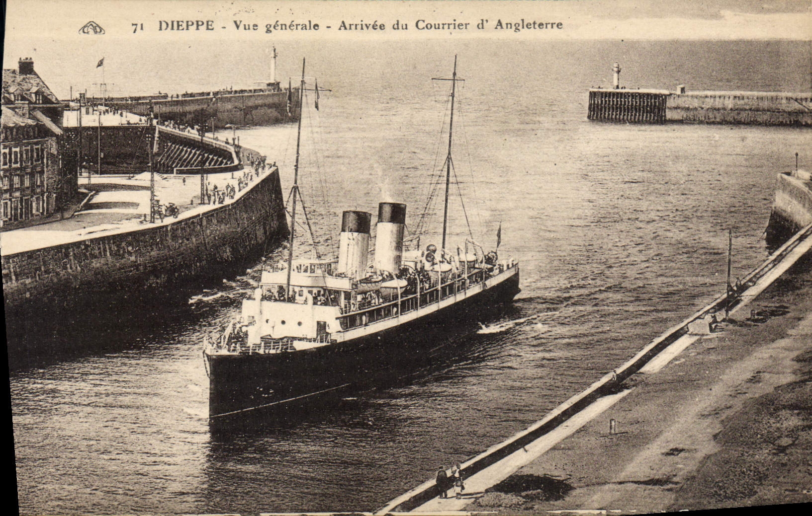 CPA Dieppe Vue Generale Arrivee du Courrier d'Angleterre Bateau