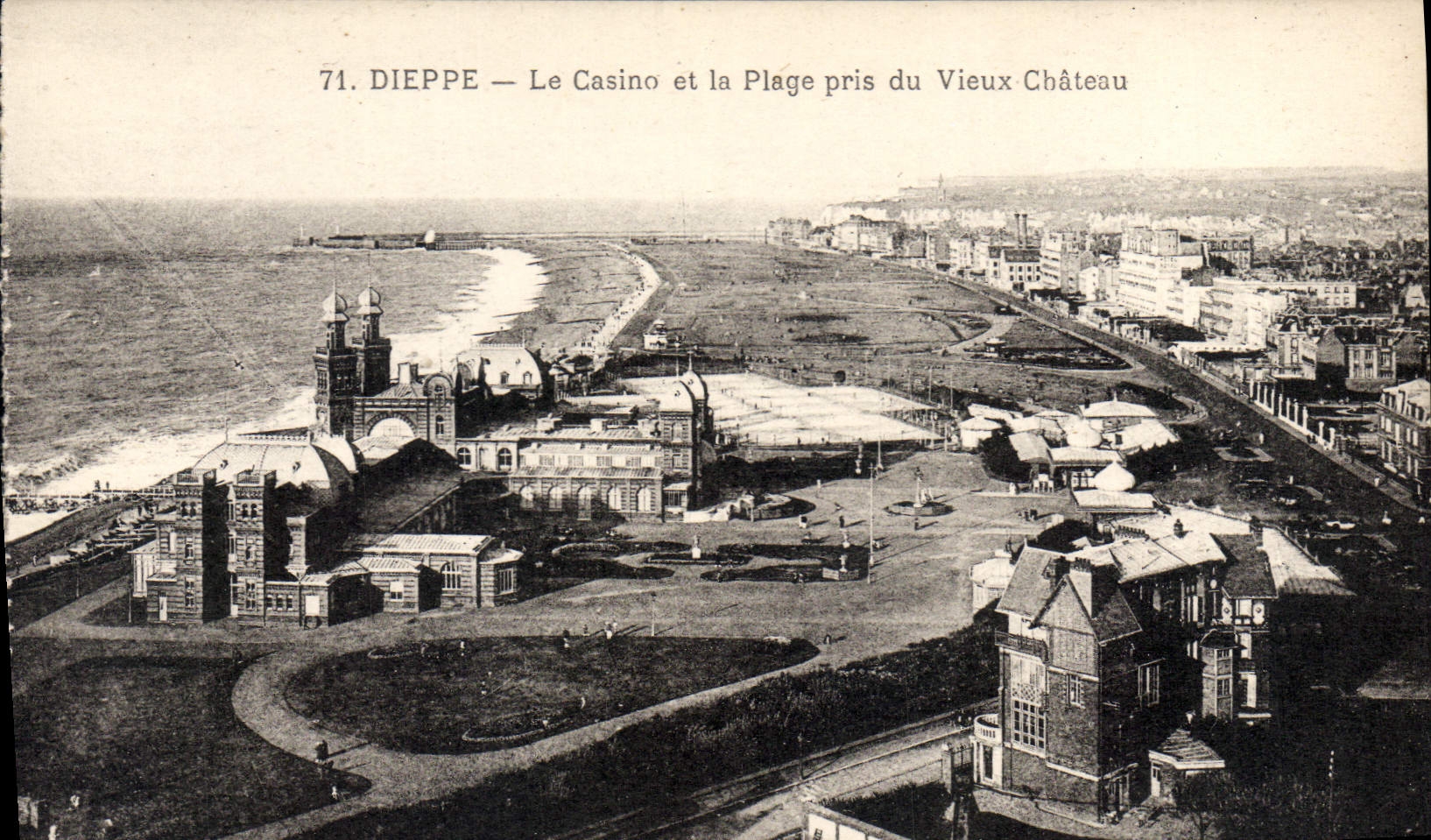 CPA Dieppe Le Casino et la Plage pris du Vieux Chateau 
