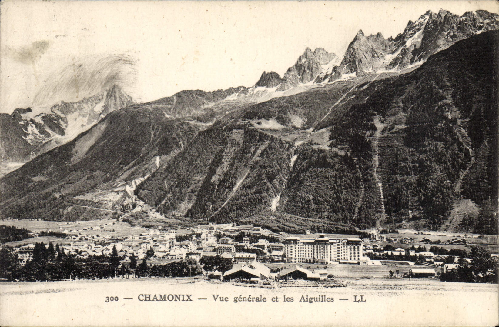 CPA Chamonix Vue generale et les Aiguilles 