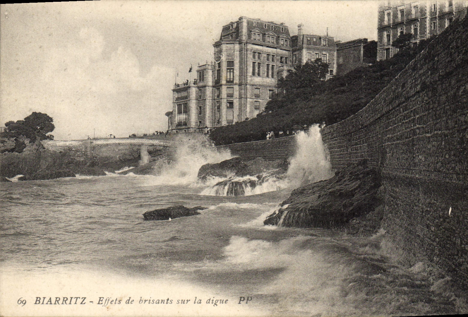 CPA Biarritz Effets de brisants sur la digne 