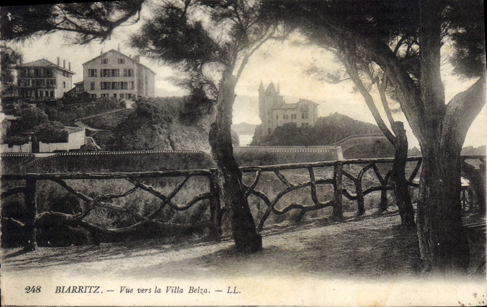 CPA Biarritz Vue vers la Villa Belza 