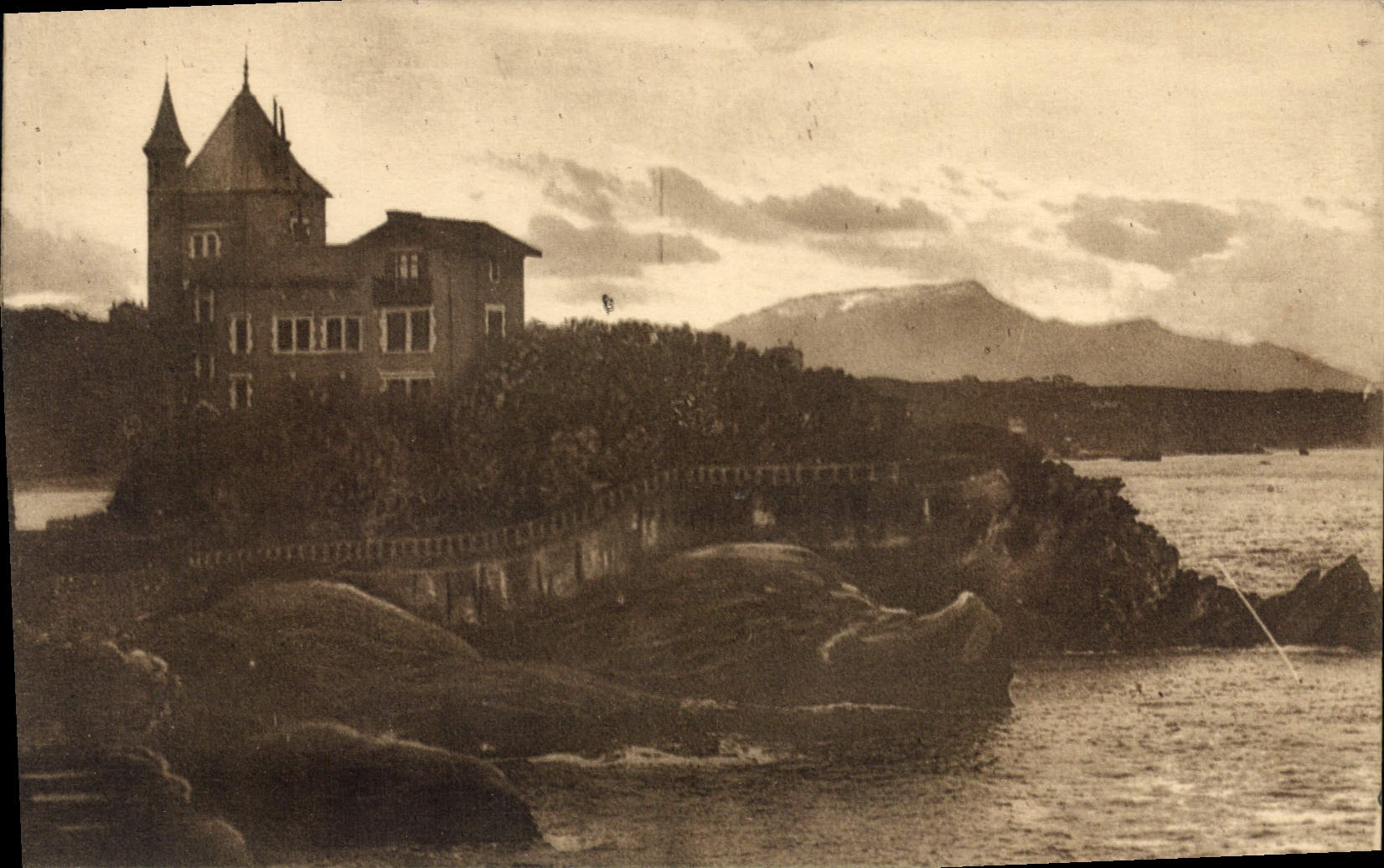 CPA Biarritz Chateau Basque et la Rhune 