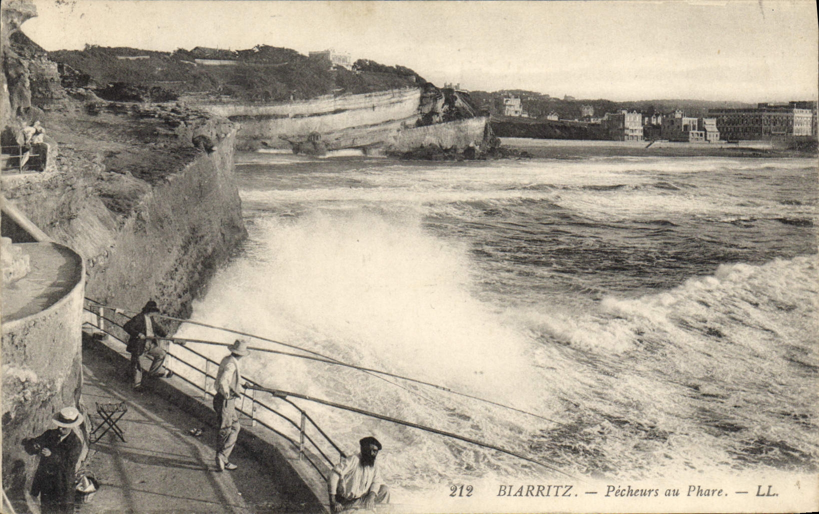 CPA Biarritz Pecheurs au Phare Peche