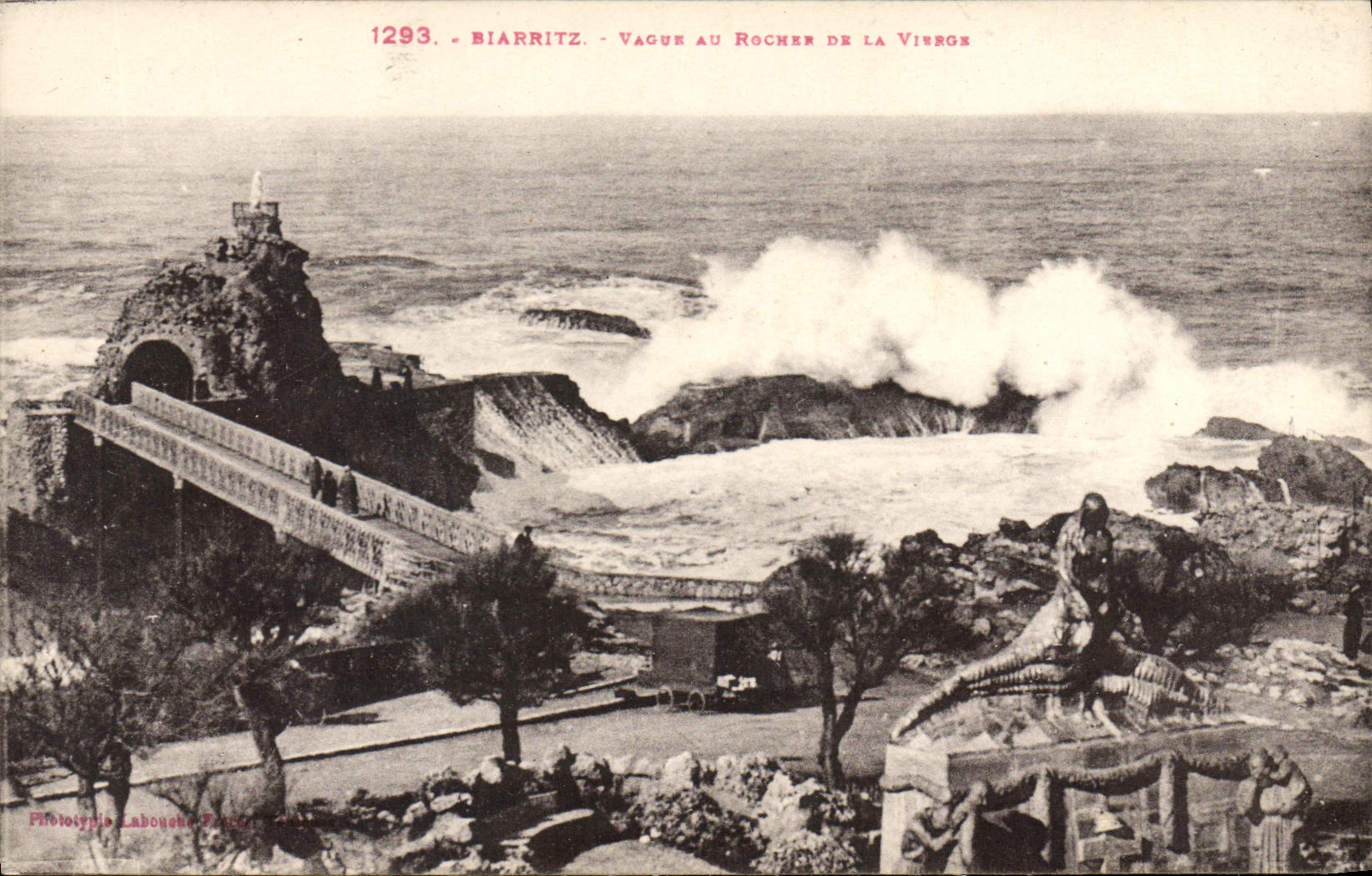 CPA Biarritz vague Au Rochers de la Vierge 