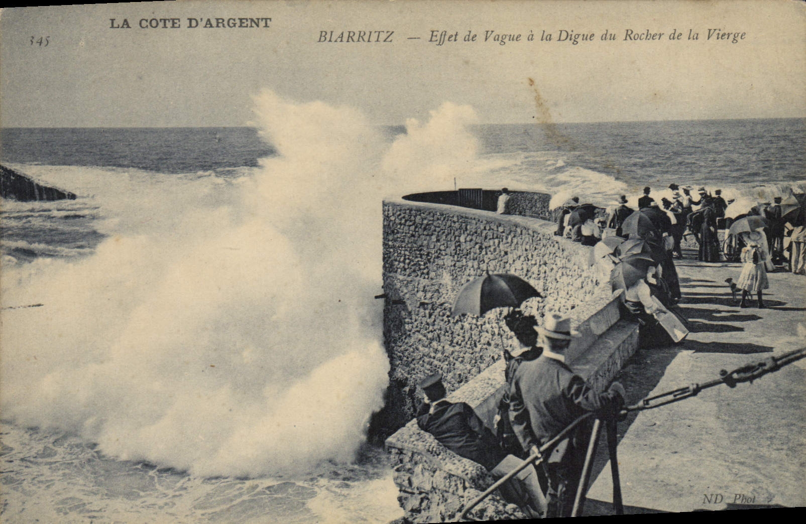 CPA Biarritz La Cote d'Argent Effet de Vague a la Digue du Rocher de la Vierge