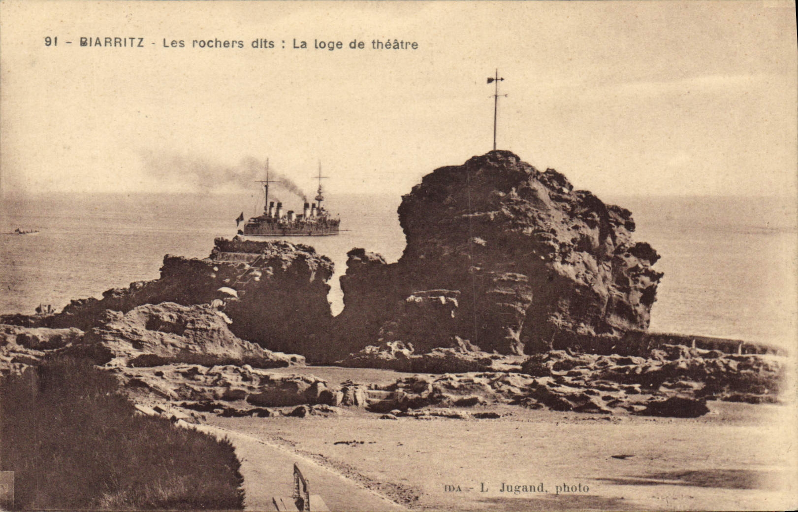CPA Biarritz Les Rochers dits La Loge de theatre Bateau de guerre