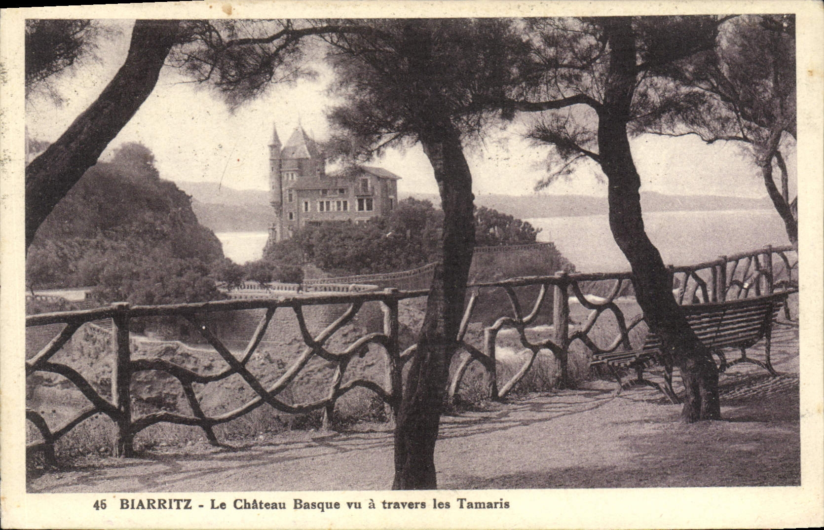 CPA Biarritz Le Chateau Basque vu a travers les Tamaris
