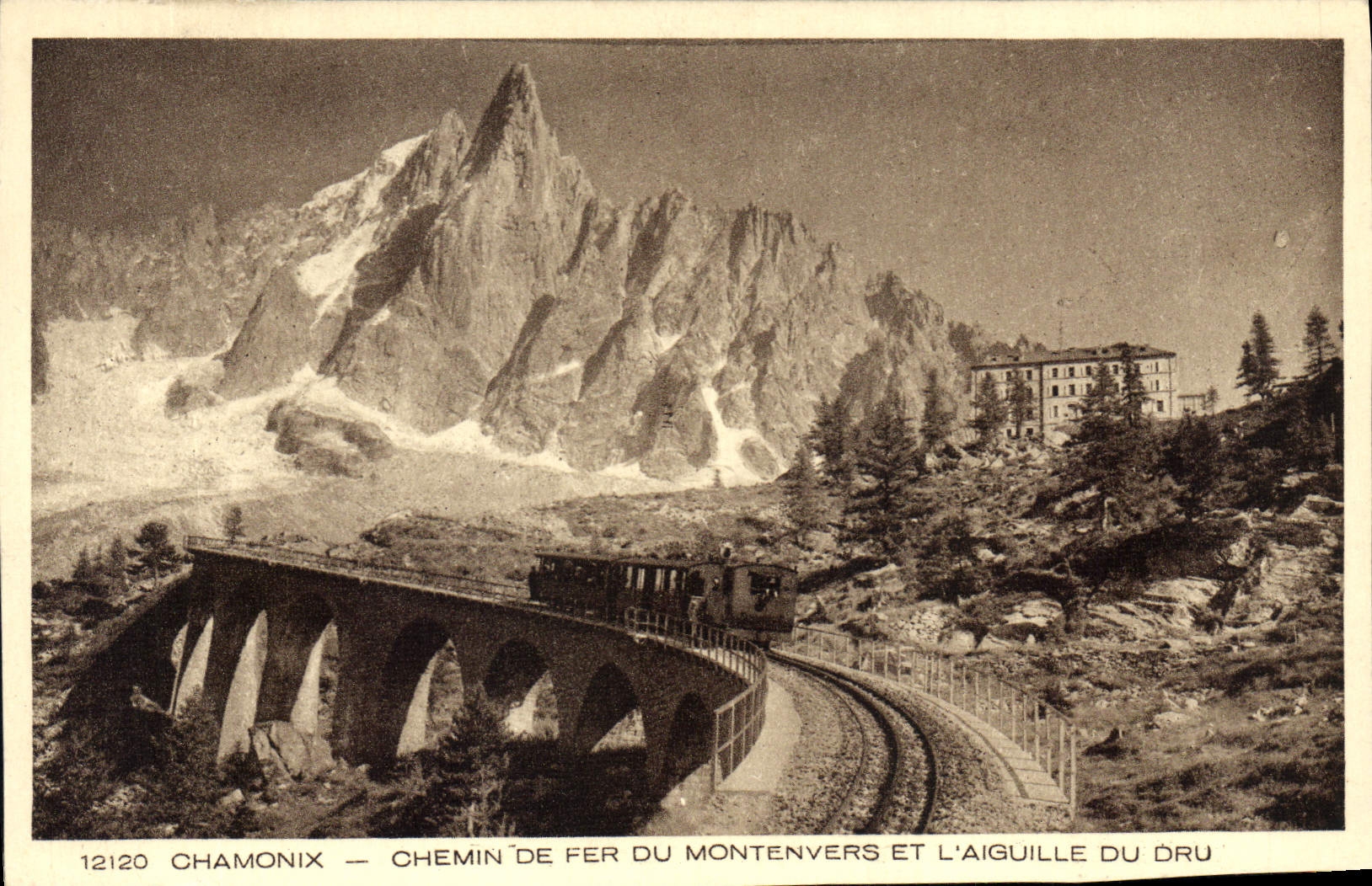 CPA Chamonix Chemin de fer du Montenvers et L'Aiguille du Dru Train