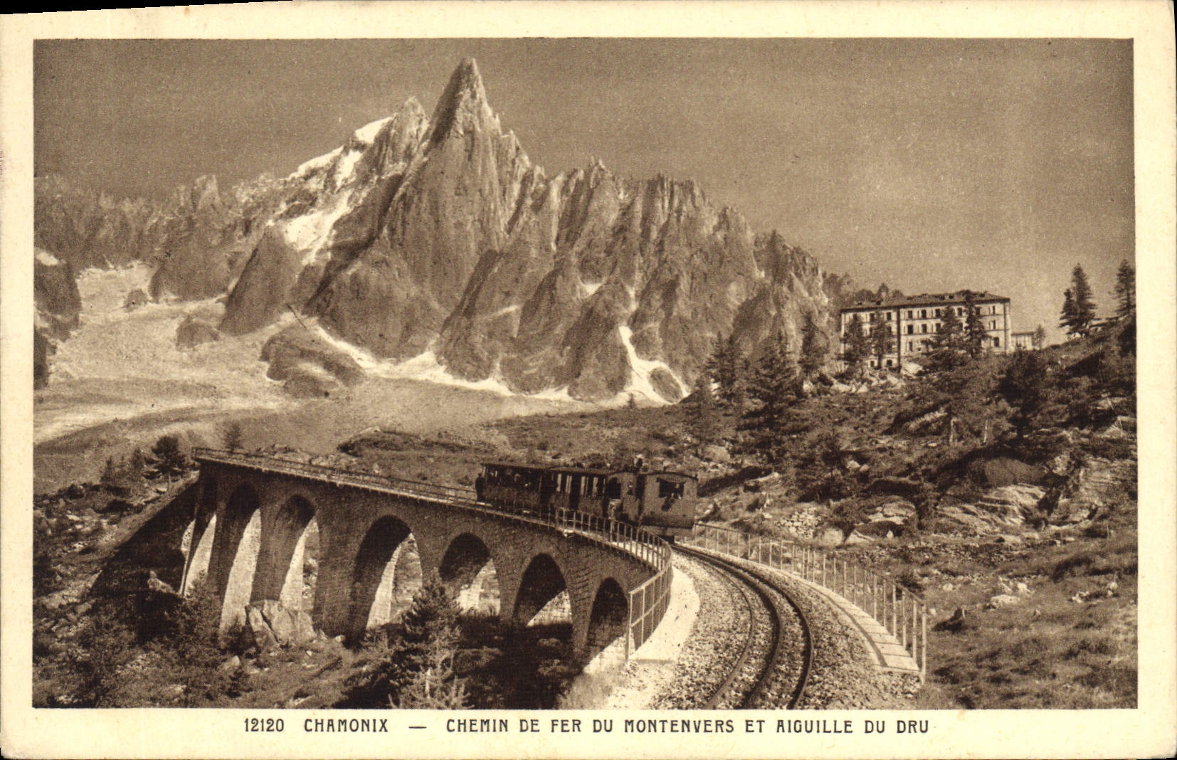 CPA Chamonix Chemin de fer du Montenvers et Aiguille du Dru Train