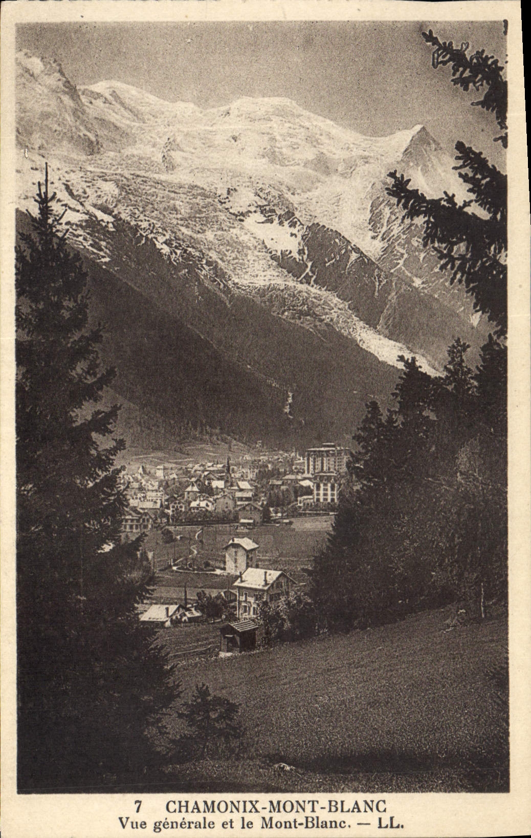 CPA Chamonix Mont Blanc Vue generale et le Mont Blanc 