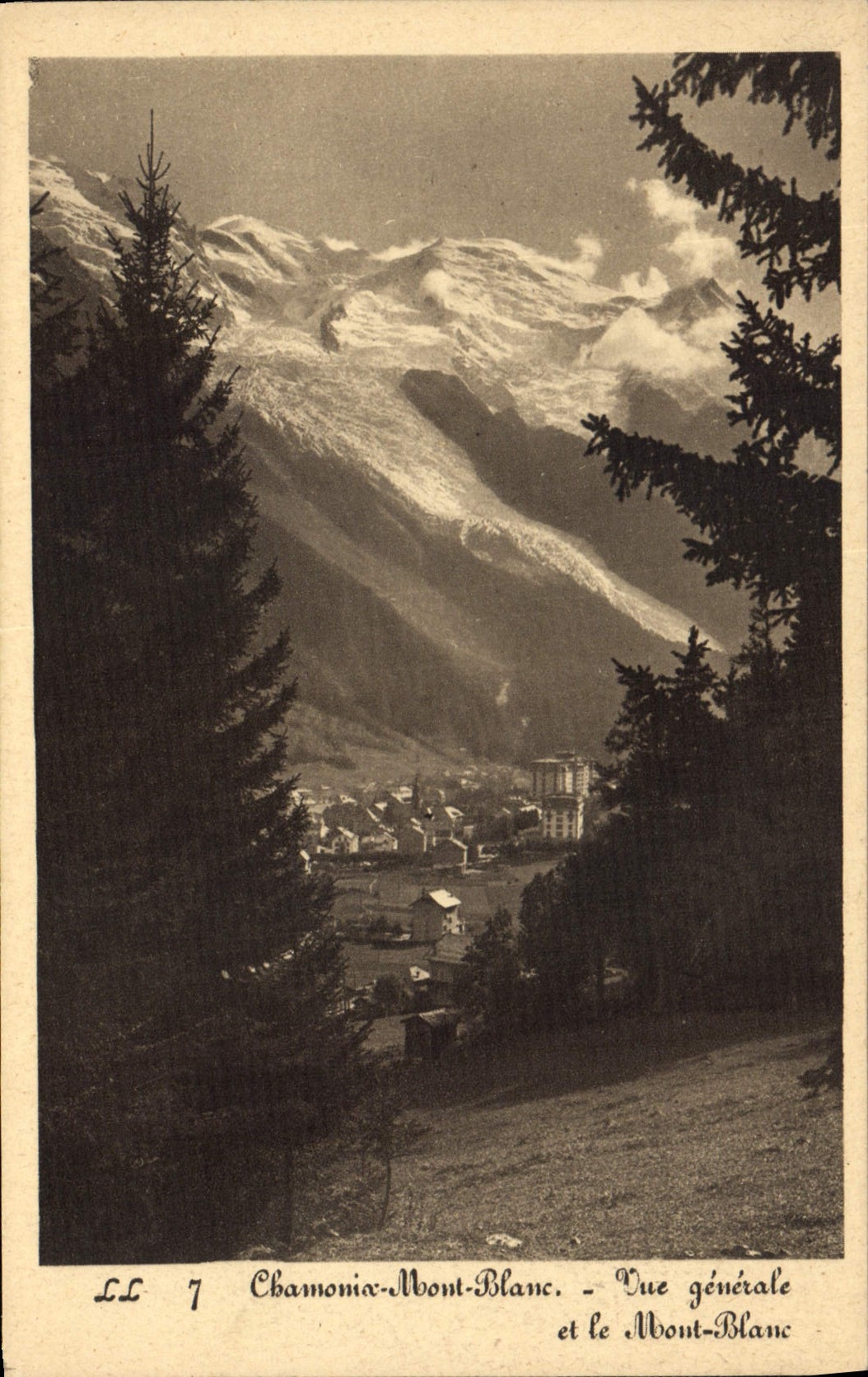 CPA Chamonix Mont Blanc Vue Generale et le Mont Blanc 