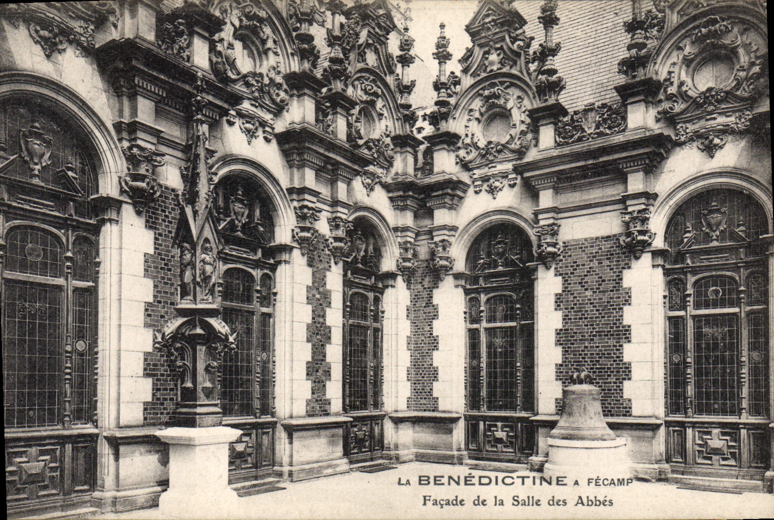 CPA La Benedictine a Fecamp Facade de la Salle des Abbes
