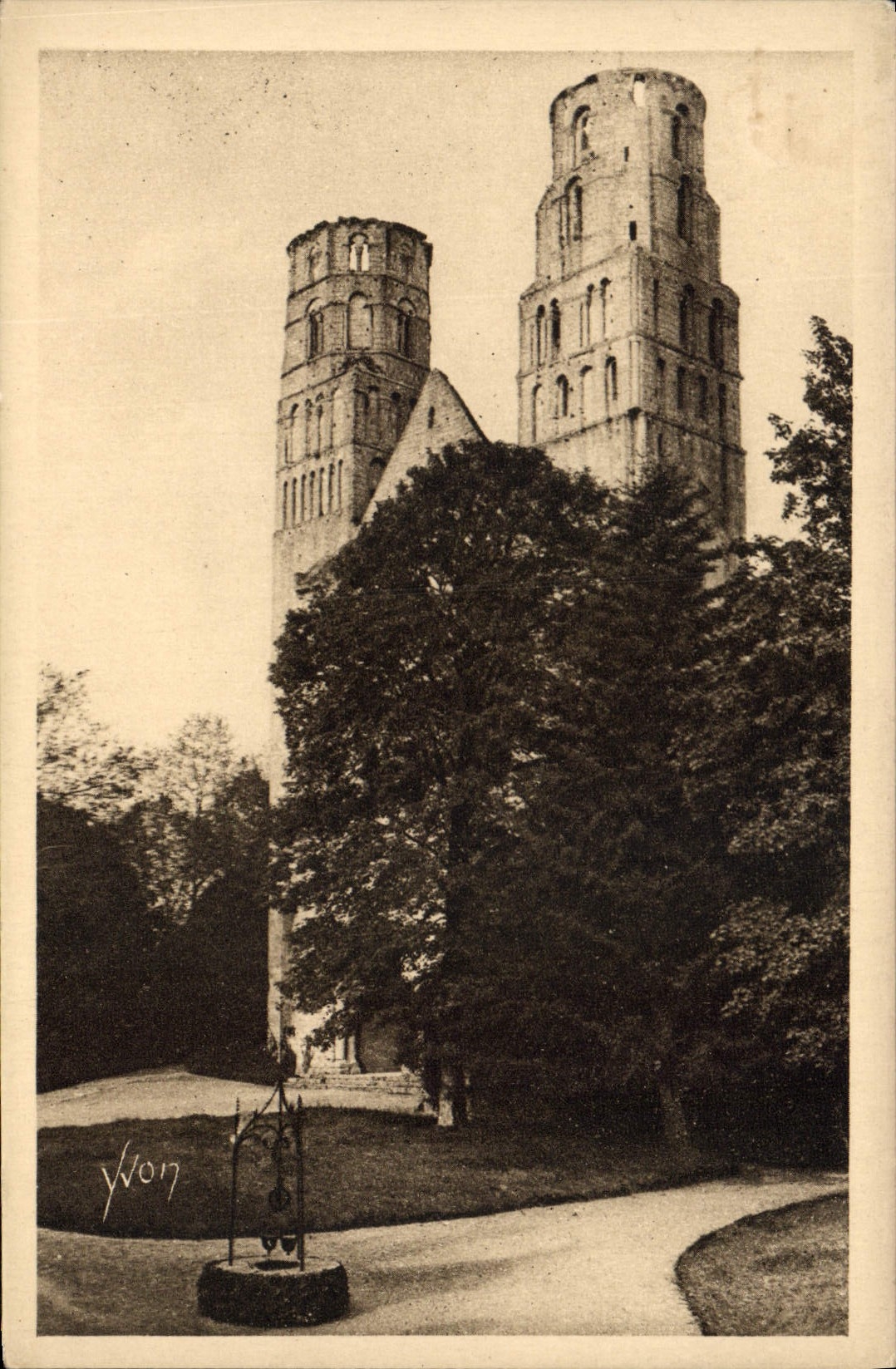 CPA Normandie De Rouen au Hauvre Ruines de l'Abbaye de Jumieges