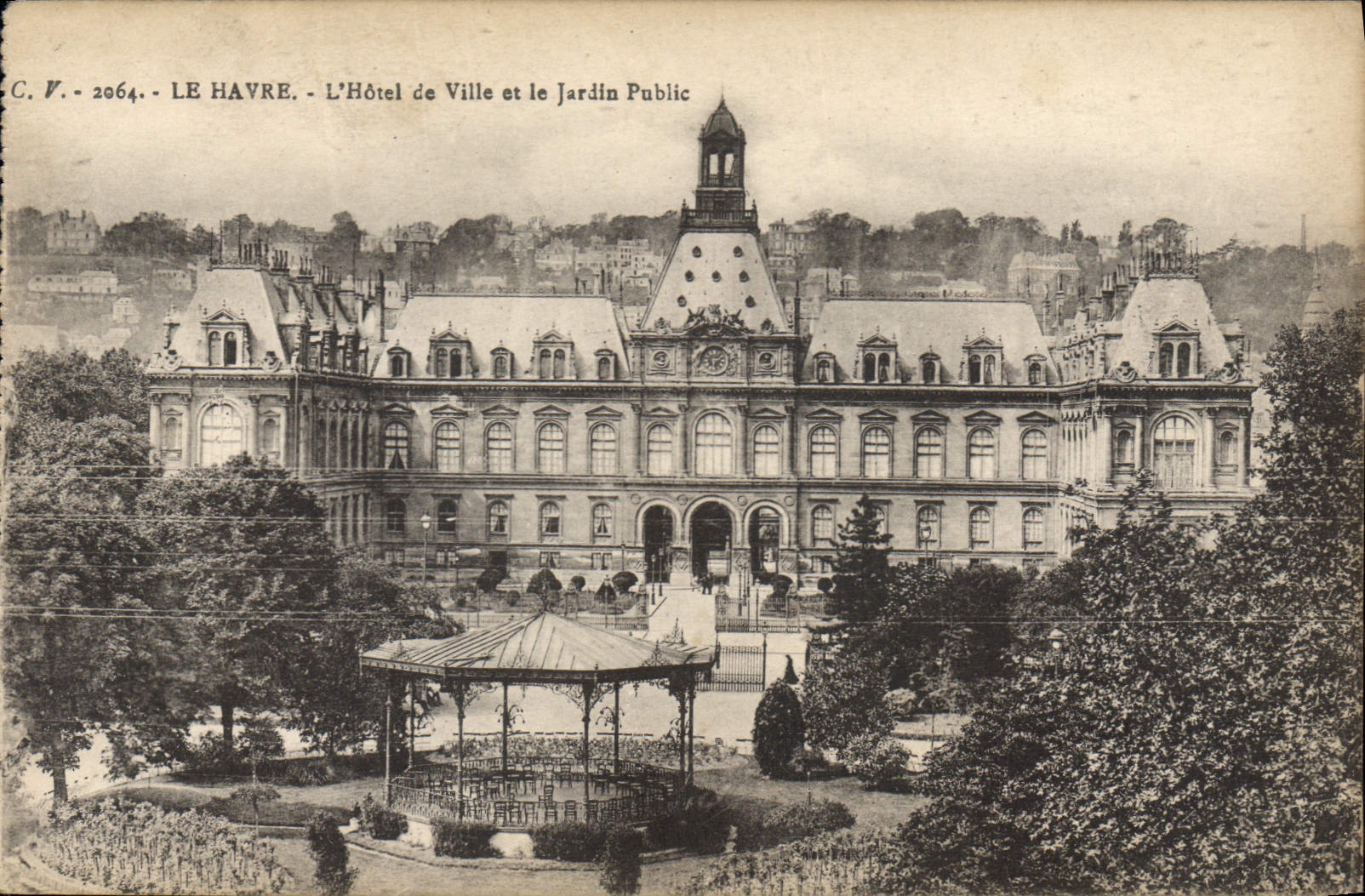 CPA Le Havre L'Hotel de Ville et le Jardin Public