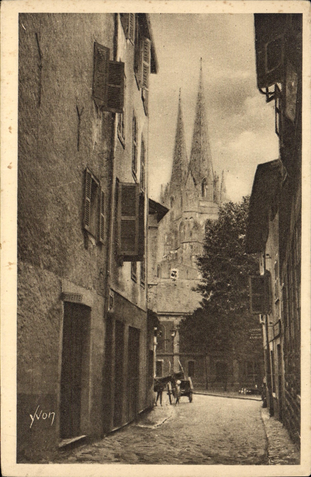 CPA Bayonne La Cathedrale vue d'une vieille rue 