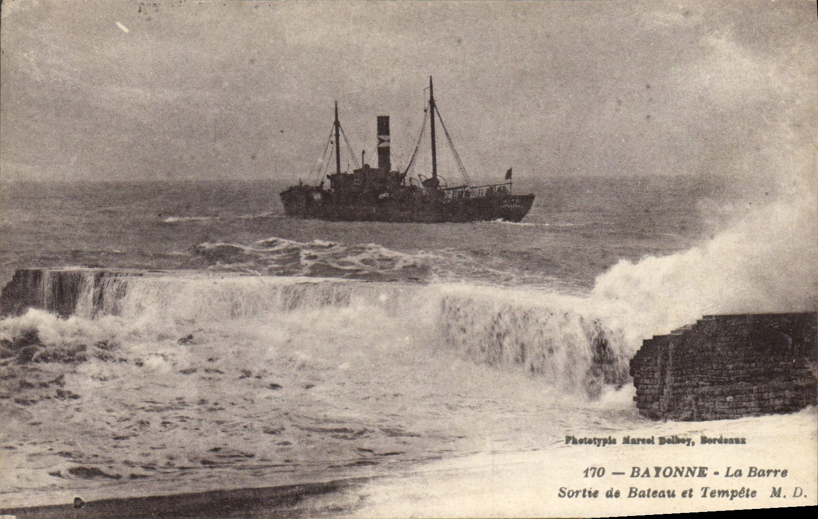CPA Bayonne La Barre Sortie de Bateau et Tempete 