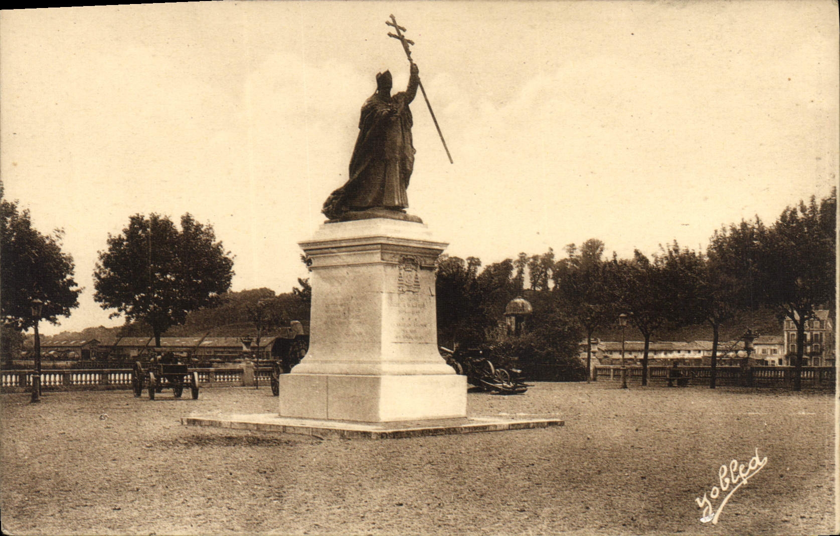 CPA Bayonne Statue du Cardinal Lavigerie