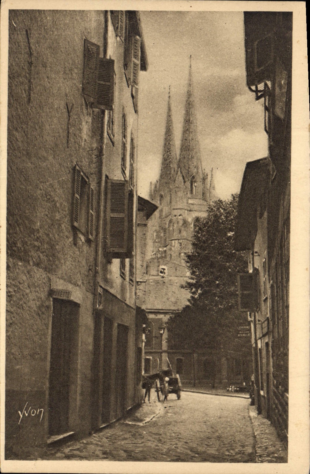 CPA Bayonne La Cathedrale vue d'une vieille rue 