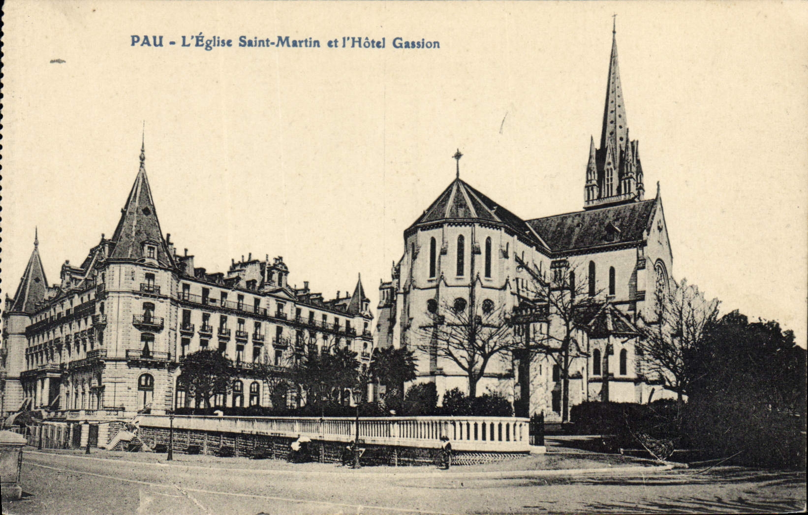 CPA Pau L'Eglise Saint Martin et l'Hotel Gassion 