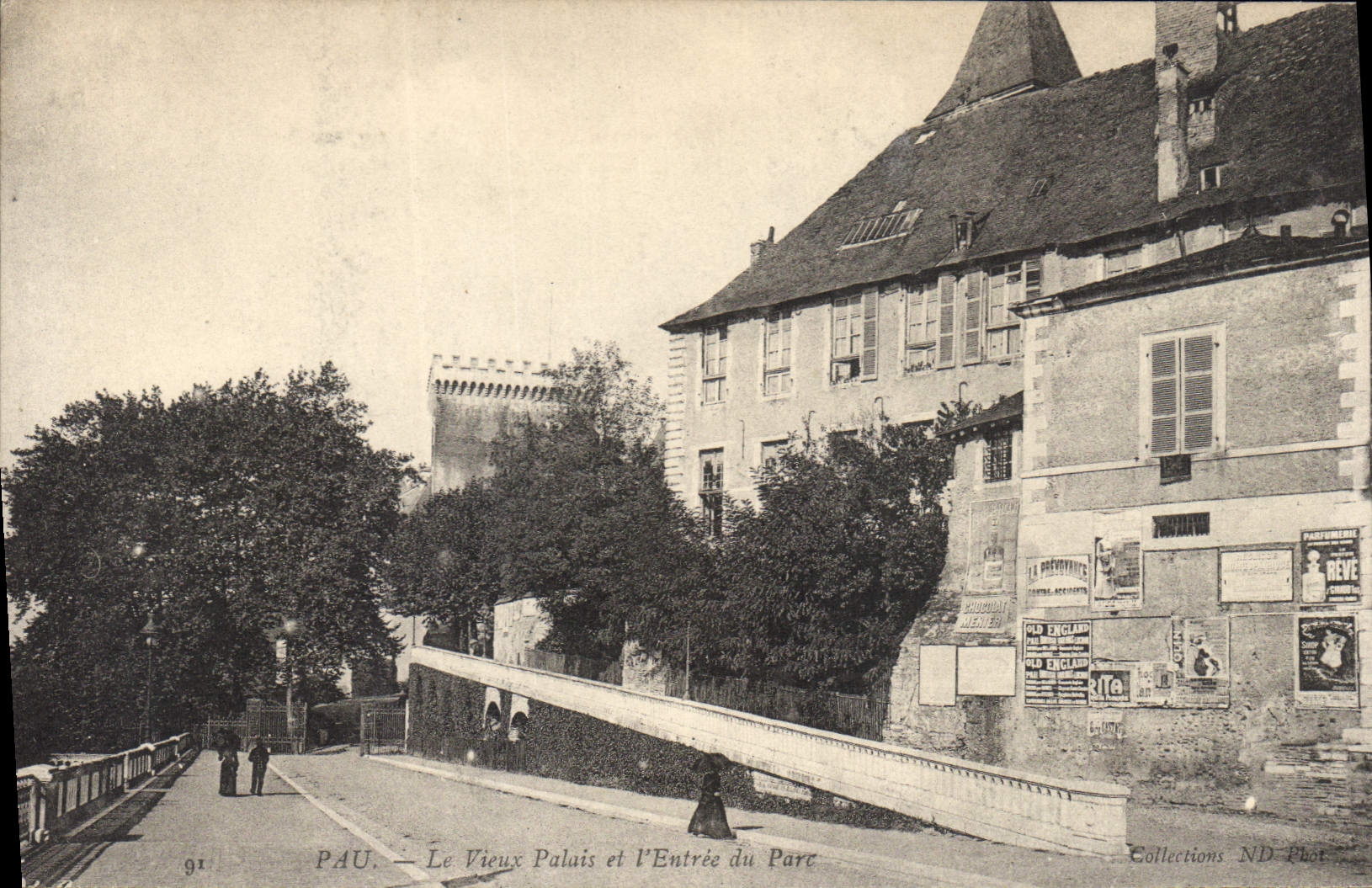 CPA Pau Le Vieux Palais et l'Entree du Parc 