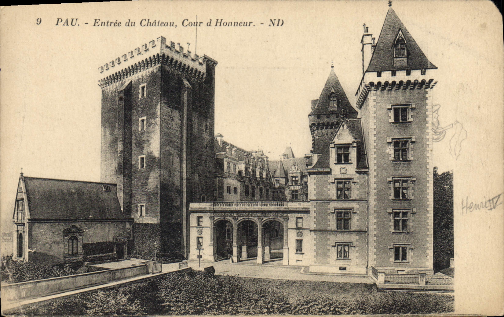 CPA Pau Entree du Chateau Cour d'Honneur 