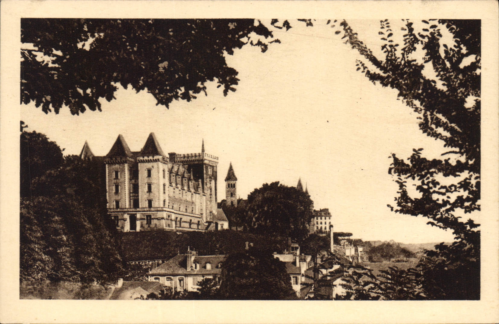 CPA Pau Le Chateau Henri IV Vue du Parc 
