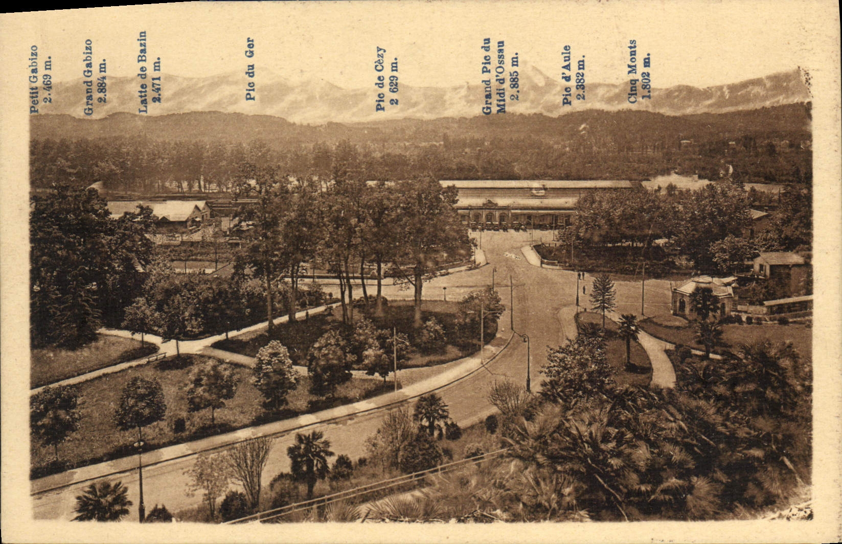 CPA Pau La Gare et la Chaine des Pyrenees 