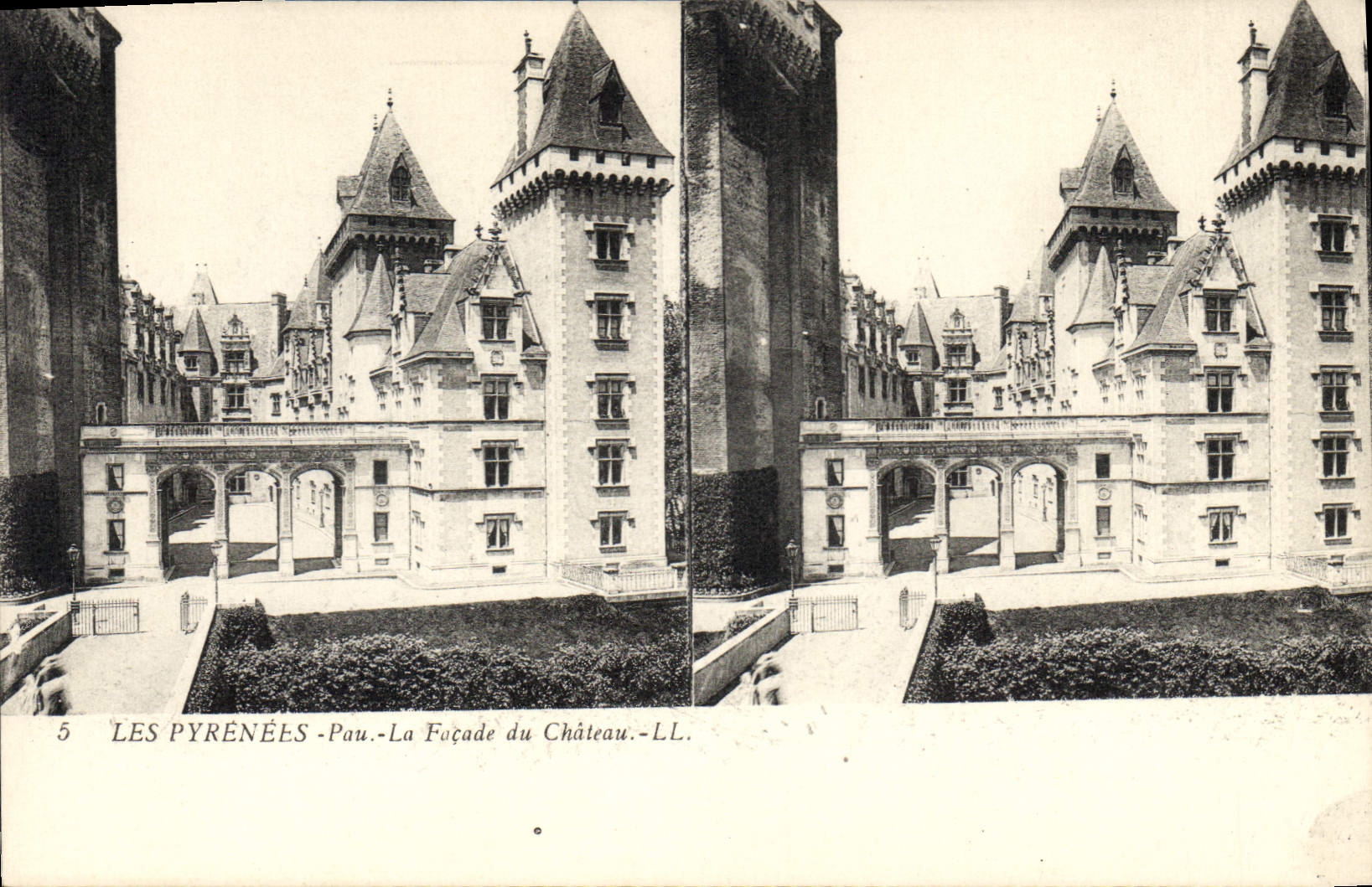 CPA Les Pyrenees Pau La Facade du Chateau 