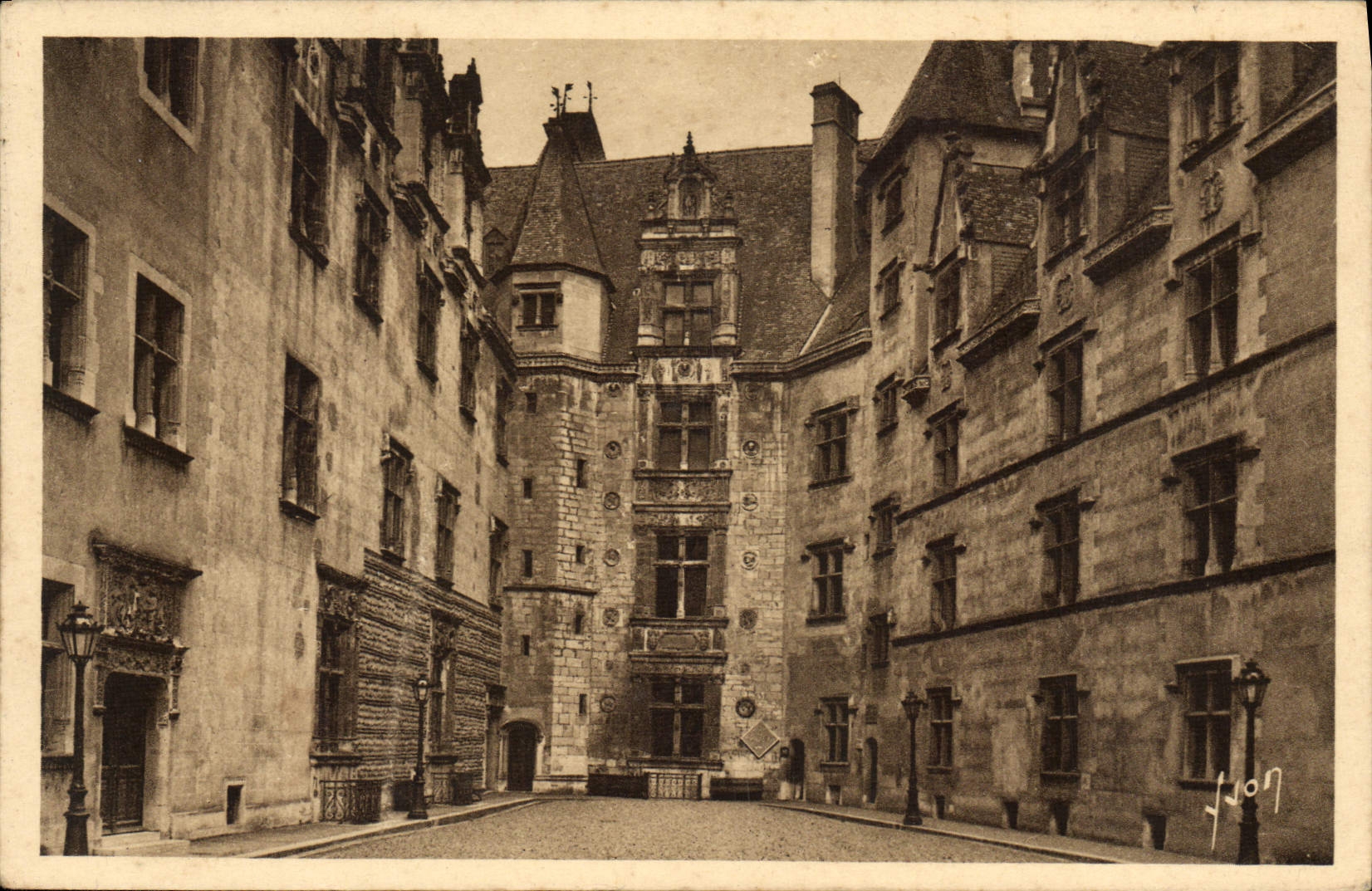 CPA Pau Basses Pyrenees La cour d'honneur du chateau 