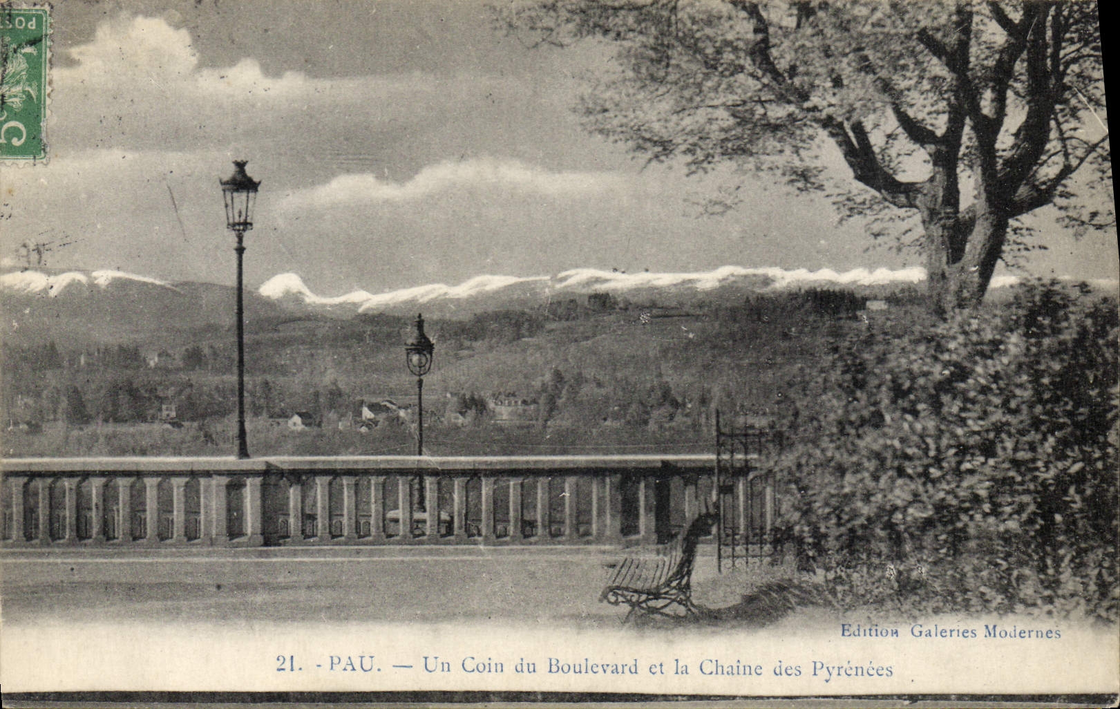 CPA Pau Un coin du Boulevard et la Chaine des Pyrenees 