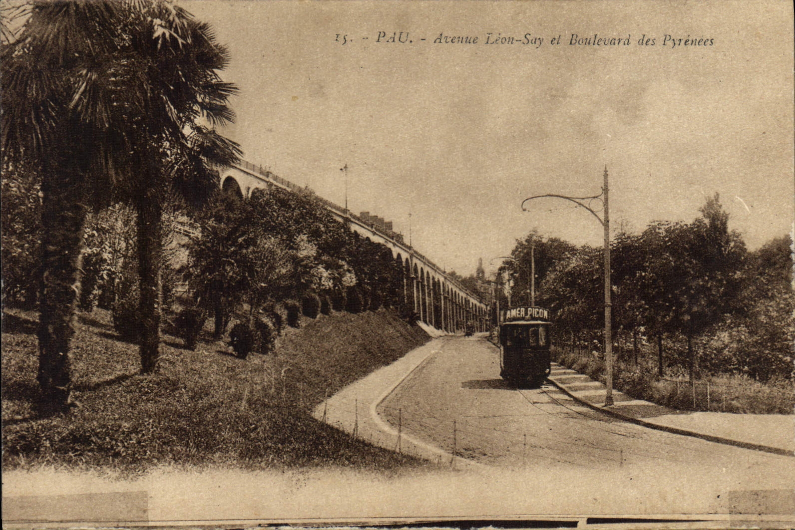 CPA Pau Avenue Leon Say et Boulevard des Pyrenees Tramway