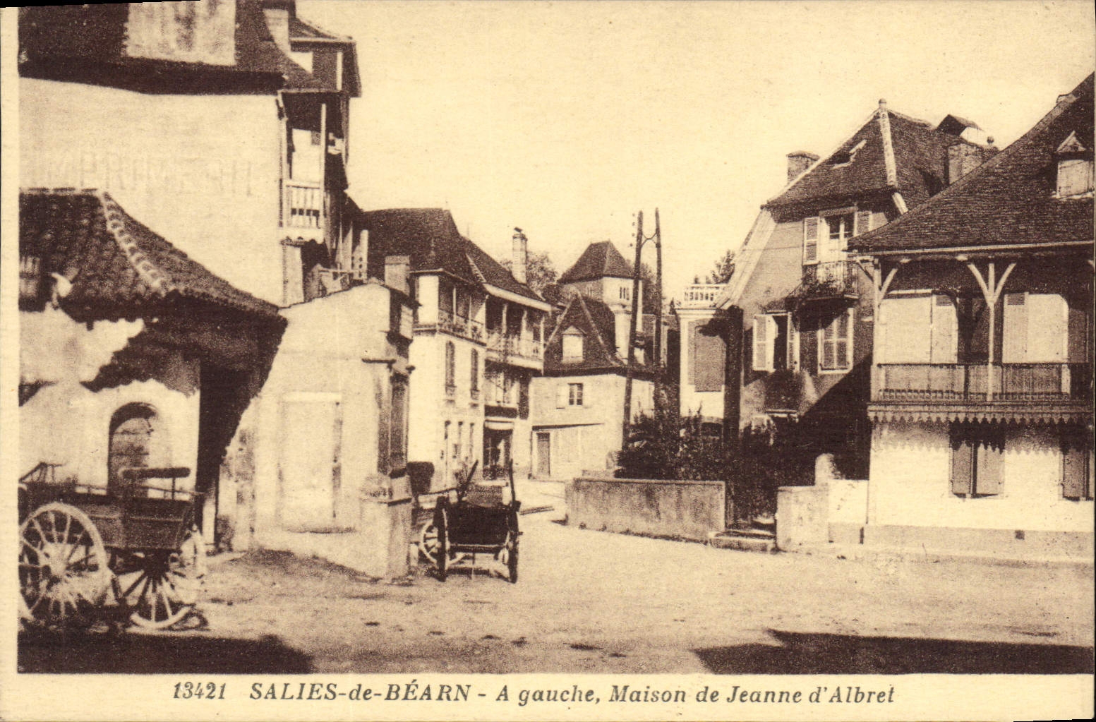 CPA Salies de Bearn A gauche Maison de Jeanne d'Albret