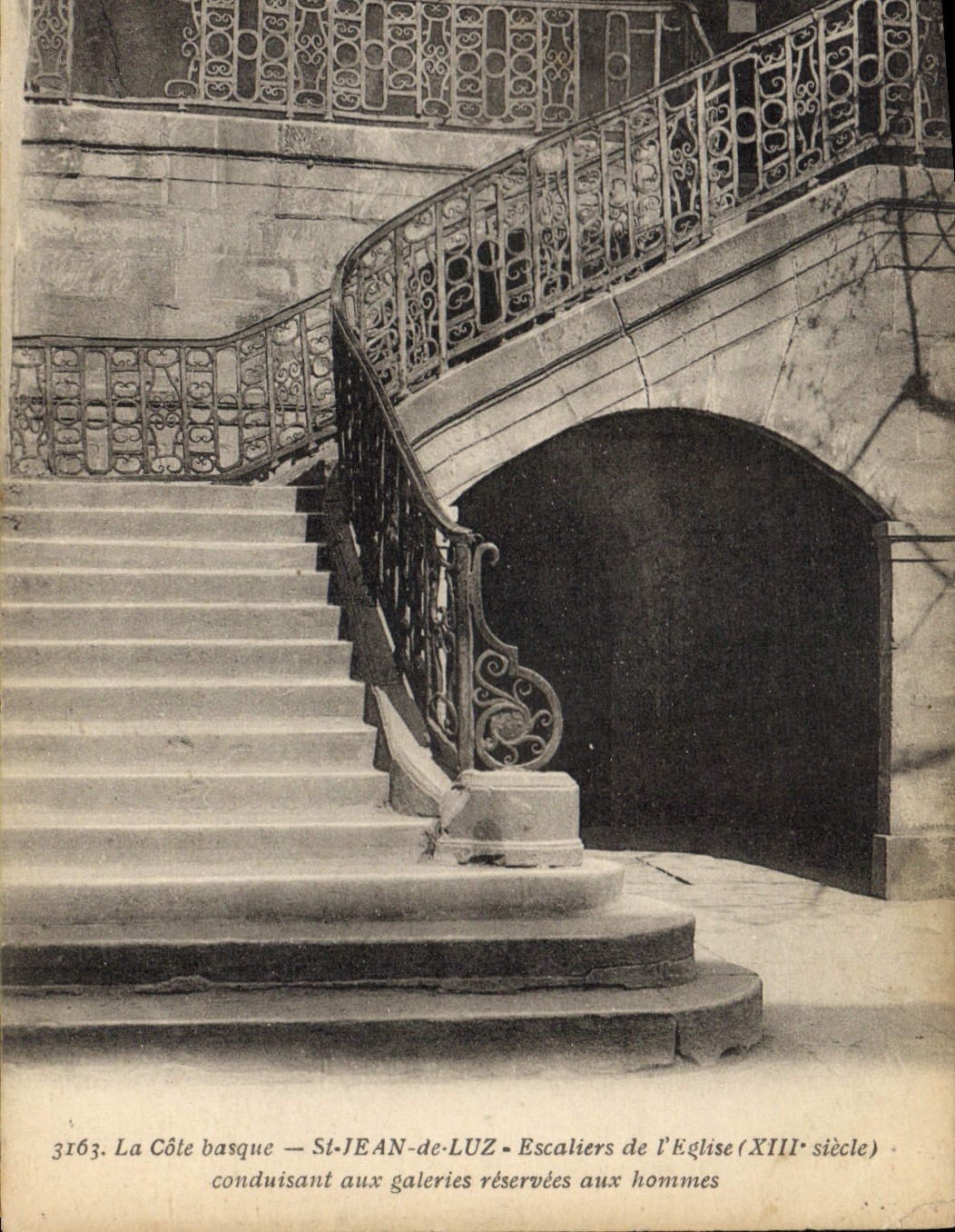 CPA La Cote basque St Jean de Luz Escaliers de l'Eglise 