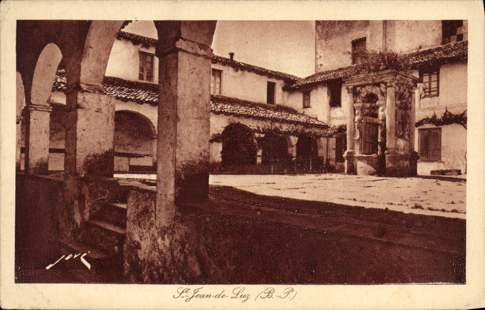 CPA St Jean de Luz Ciboure Le cloitre de l'ancien couvent des Recollets et la citerne don de Mazarin