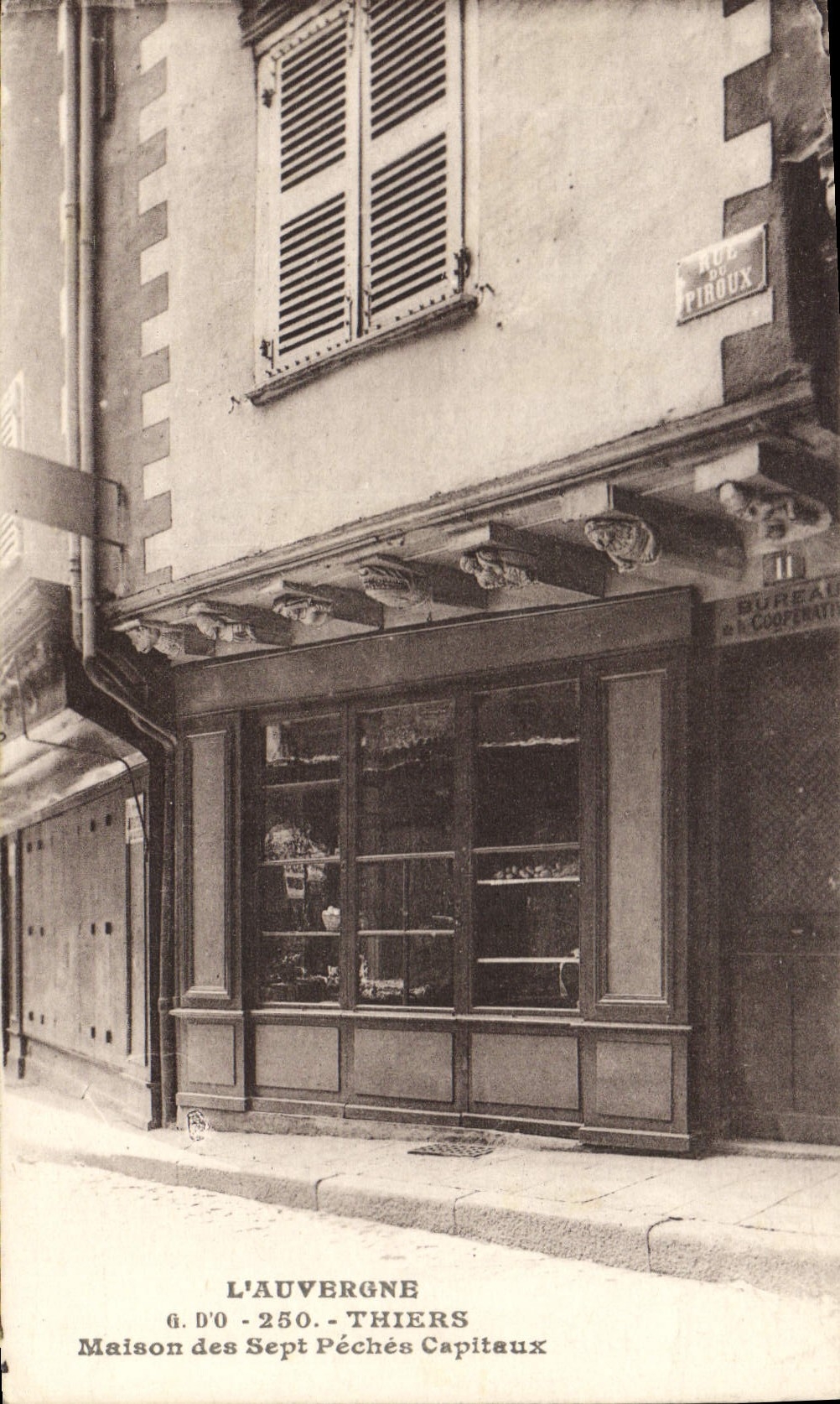 CPA L'Auvergne Thiers Maison des Sept Peches Capitaux