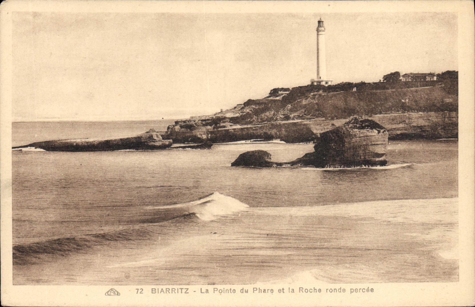 CPA Biarritz La Pointe du Phare et la Roche ronde percee