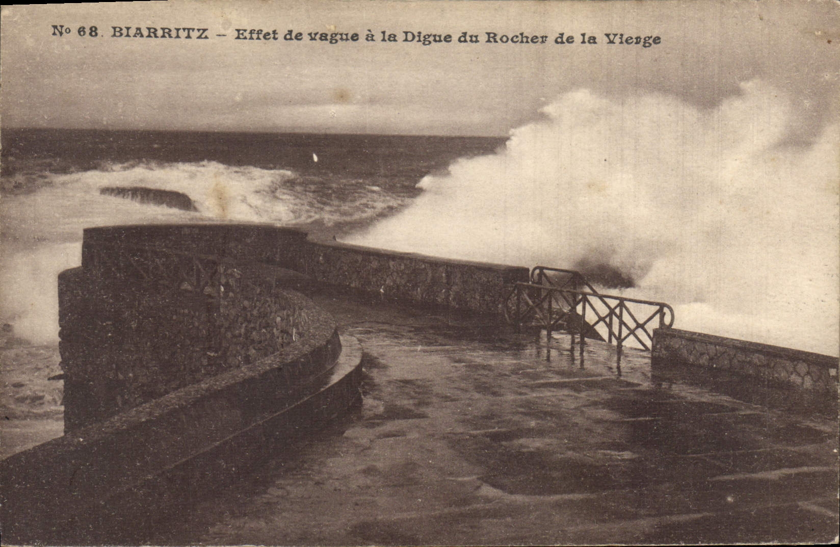 CPA Biarritz Effet de cague a la Digue du ocher de la Vierge