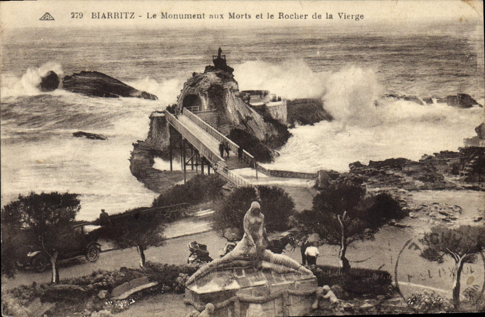 CPA Biarritz Le Monument aux Morts et le Rocher de la Vierge 